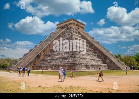 CHICHEN ITZA, MEXIQUE - APR 2022 : Pyramide du Temple de Kukulcan El Castillo, Chichen Itza, Yucatan, Mexique, civilisation maya. Banque D'Images