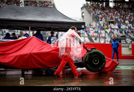 SUZUKA, JAPON, circuit de Suzuka, 9. Octobre : la voiture endommagée de Carlos Sainz (ESP) de l'écurie Ferrari entre sur la voie de la fosse. Pendant le Grand Prix japonais de Formule 1 au circuit de Suzuka le 9. Octobre, 2022. Crédit © corleve / Alamy Live News Banque D'Images