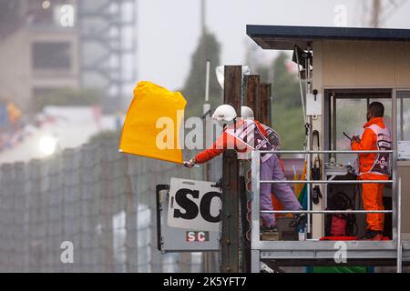 SUZUKA, JAPON, circuit de Suzuka, 9. Octobre : le drapeau jaune est tiré comme Sebastian Vettel (GER) de l'équipe Aston Martin se met en déroute au tournant 1. Pendant le Grand Prix de Formule 1 japonais au circuit de Suzuka sur 9. Octobre, 2022. Crédit © corleve / Alamy Live News Banque D'Images