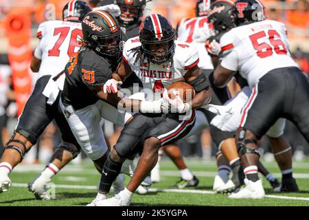 8 octobre 2022: Texas Tech en arrière SaRodorick Thompson Jr. (4) se précipite avec le ballon lors d'un match de football entre les Texas Tech Red Raiders et les cow-boys de l'État d'Oklahoma au stade Boone Pickens à Stillwater, OK. Siegel gris/CSM Banque D'Images