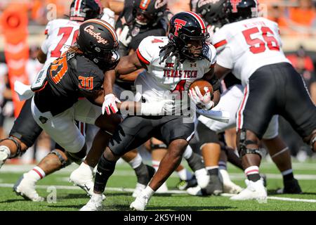 8 octobre 2022: Texas Tech en arrière SaRodorick Thompson Jr. (4) se précipite avec le ballon lors d'un match de football entre les Texas Tech Red Raiders et les cow-boys de l'État d'Oklahoma au stade Boone Pickens à Stillwater, OK. Siegel gris/CSM Banque D'Images