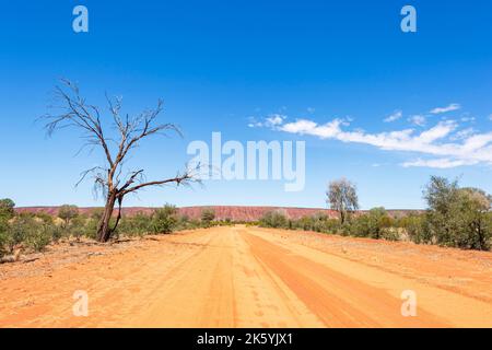 Vue sur la piste de Binns, une route de terre isolée au bord du désert de Simpson dans l'Outback australien, territoire du Nord, territoire du Nord, Australie Banque D'Images