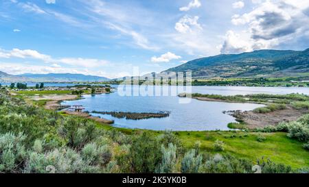 Vue sur le lac Osoyoos et ses vignobles environnants, sur les pentes de montagne de la vallée de l'Okanagan, en Colombie-Britannique, Canada Banque D'Images