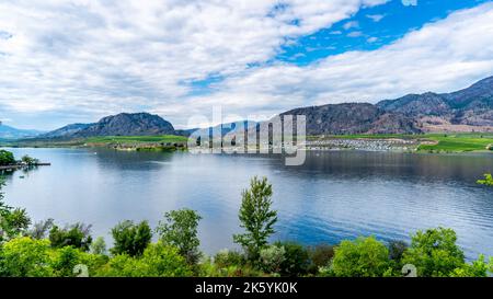 Vue sur le lac Osoyoos et ses vignobles environnants, sur les pentes de montagne de la vallée de l'Okanagan, en Colombie-Britannique, Canada Banque D'Images