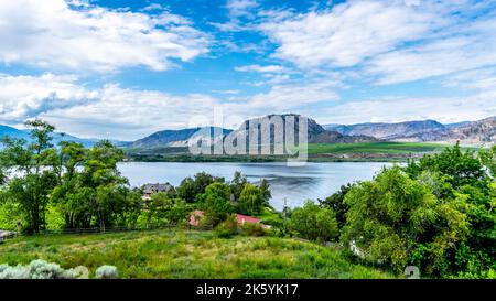 Vue sur le lac Osoyoos et ses vignobles environnants, sur les pentes de montagne de la vallée de l'Okanagan, en Colombie-Britannique, Canada Banque D'Images