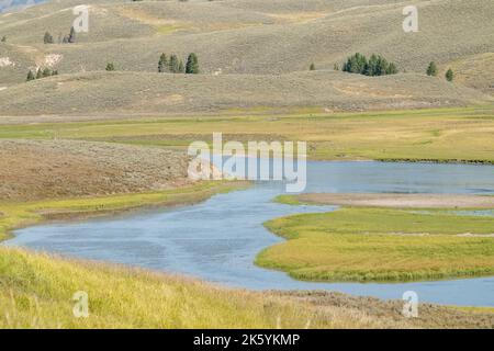 Parc national de Yellowstone, Wyoming, États-Unis. Yellowstone River traversant Hayden Valley Banque D'Images