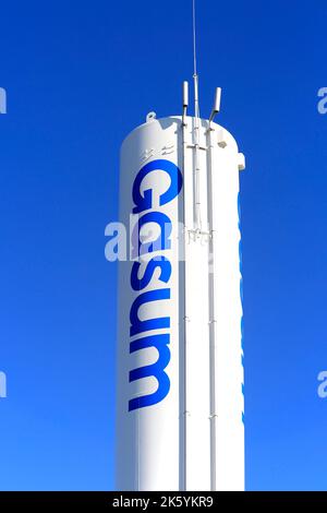 Réservoir de stockage de gaz gasum avec logo de la société à la station de remplissage de gaz LNG et LBG de Lieto, Finlande. Détail sur ciel bleu. 22 septembre 2022. Banque D'Images