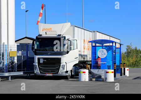 Camion-citerne Volvo FH du groupe Posti Oyj à Gasum LNG et à la station de remplissage de gaz LBG pour le transport lourd à Lieto, en Finlande. 22 septembre 2022. Banque D'Images