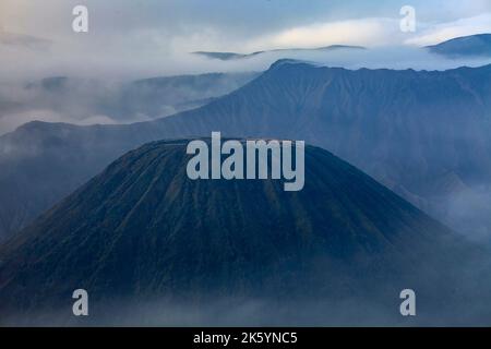 Vue rapprochée du mont Batok, du mont Bromo et de Semeru Banque D'Images