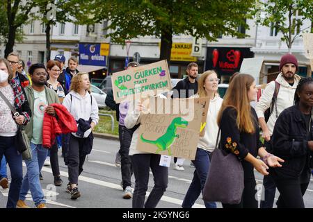 Un groupe de jeunes manifestent dans les rues de Hambourg dans le cadre du vendredi pour un mouvement futur Banque D'Images