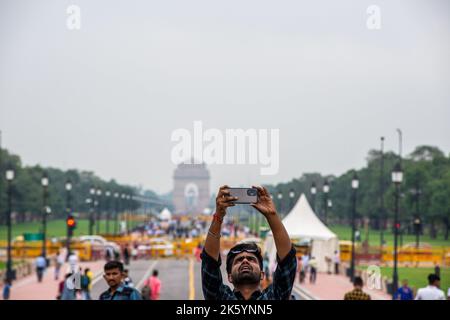 New Delhi, Inde. 10th octobre 2022. Un homme prend des photos avec un téléphone portable sur le chemin de Kartavya pendant les conditions météorologiques couvert à Delhi. Crédit : SOPA Images Limited/Alamy Live News Banque D'Images