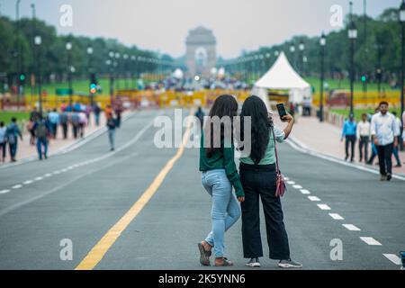 New Delhi, Inde. 10th octobre 2022. De jeunes femmes ont vu prendre des selfies le long du chemin de Kartavya pendant les conditions météorologiques couvert à Delhi. Crédit : SOPA Images Limited/Alamy Live News Banque D'Images