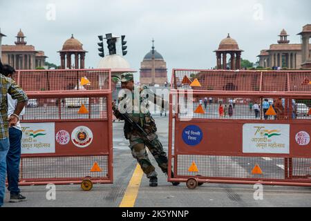 New Delhi, Inde. 10th octobre 2022. Tripura State Rifles personnel en service sur le chemin de Kartavya pendant les conditions météorologiques couvert à Delhi. Crédit : SOPA Images Limited/Alamy Live News Banque D'Images