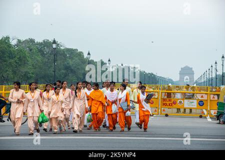New Delhi, Inde. 10th octobre 2022. Groupe de Védic School (système éducatif de l'Inde antique) étudiant en itinérance sur le chemin de Kartavya pendant les conditions météorologiques couvert à Delhi. Crédit : SOPA Images Limited/Alamy Live News Banque D'Images