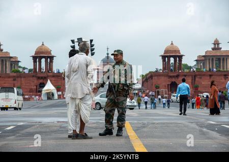 New Delhi, Inde. 10th octobre 2022. Tripura State Rifles personnel en service sur le chemin de Kartavya pendant les conditions météorologiques couvert à Delhi. (Photo de Pradeep Gaur/SOPA Images/Sipa USA) crédit: SIPA USA/Alay Live News Banque D'Images
