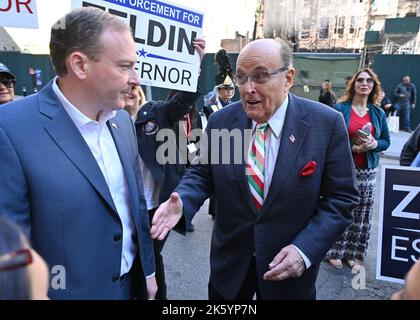 Lee Zeldin et Rudy Giuliani défilent dans la parade annuelle de la Journée de Colomb 78th sur 10 octobre 2022 à New York. Banque D'Images