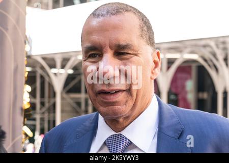 L'ancien gouverneur David Paterson assiste au défilé annuel du Colomb Day sur la Cinquième Avenue à Manhattan, sur 10 octobre 2022 Banque D'Images