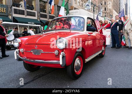 New York, États-Unis. 10th octobre 2022. Voiture ancienne Autobianchi Bianchina vue lors du défilé annuel de Columbus Day sur la Cinquième Avenue à Manhattan à New York sur 10 octobre 2022. (Photo de Lev Radin/Sipa USA) crédit: SIPA USA/Alay Live News Banque D'Images