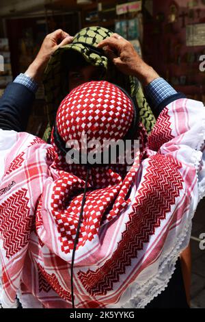 Portrait d'un palestinien portant un Kuffiya traditionnel sur sa tête. Photo prise dans la vieille ville de Jérusalem. Banque D'Images