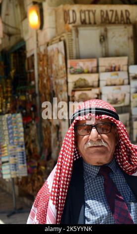 Portrait d'un palestinien portant un Kuffiya traditionnel sur sa tête. Photo prise dans la vieille ville de Jérusalem. Banque D'Images