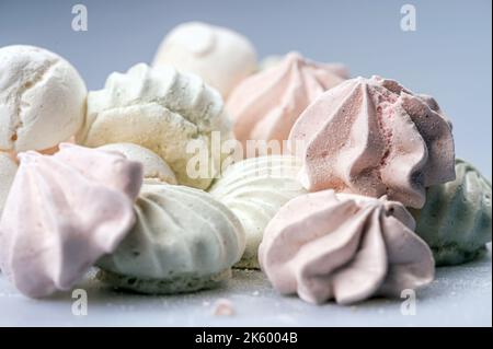 Guimauves - biscuits meringue à base de blancs d'œufs, mise au point sélective, gros plan Banque D'Images