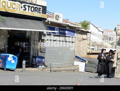 Marche à travers les quartiers ultra religieux de Jérusalem, Israël. Banque D'Images