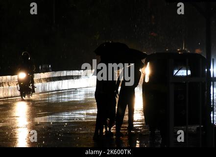 Delhi, Delhi, Inde. 10th octobre 2022. Les navetteurs échoués demandant une voiture lors de fortes pluies à delhi (Credit image: © Indraneel Sen/Pacific Press via ZUMA Press Wire) Banque D'Images