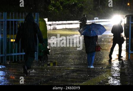 Delhi, Delhi, Inde. 10th oct. 2022. Prendre refuge sous parapluie sous une forte pluie à delhi (Credit image: © Indraneel Sen/Pacific Press via ZUMA Press Wire) Banque D'Images