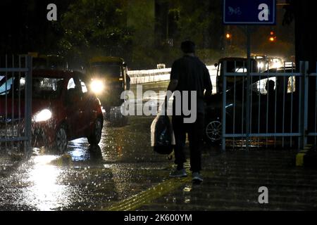 Delhi, Delhi, Inde. 10th octobre 2022. Une personne marche sur la route de delhi sous la pluie (Credit image: © Indraneel Sen/Pacific Press via ZUMA Press Wire) Banque D'Images