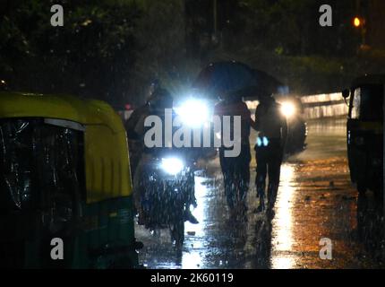 Delhi, Delhi, Inde. 10th octobre 2022. Personnes avec parasols sous une forte pluie à delhi (Credit image: © Indraneel Sen/Pacific Press via ZUMA Press Wire) Banque D'Images