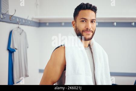 Portrait d'un beau athlète de course mixte. Faire reposer le jeune homme dans le vestiaire de sa salle de gym. Jeune homme prenant une pause d'un match de squash pour se détendre dans son Banque D'Images