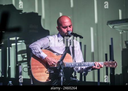Bergame, Italie. 10th octobre 2022. Negramaro, Giuliano Sangiorgi pendant Negramaro, concert de musique à Bergame, Italie, 10 octobre 2022 crédit: Agence de photo indépendante/Alamy Live News Banque D'Images