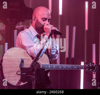 Bergame, Italie. 10th octobre 2022. Negramaro, Giuliano Sangiorgi pendant Negramaro, concert de musique à Bergame, Italie, 10 octobre 2022 crédit: Agence de photo indépendante/Alamy Live News Banque D'Images