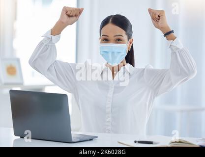 Femme d'affaires au bureau, masque de covid et célébrez le succès au travail pendant une pandémie. Jeune entreprise en portrait, travaillant avec un ordinateur portable et gagnant Banque D'Images