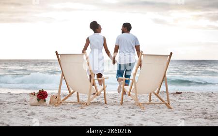 Vision d'un couple afro-américain joyeux qui passe une journée en mer ensemble. Bon petit ami et petite amie qui tient les mains tout en marchant sur le Banque D'Images