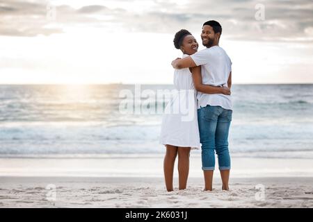 Portrait d'un jeune heureux couple afro-américain passant une journée à la mer ensemble. Ami et petite amie joyeux regardant la vue sur la plage Banque D'Images