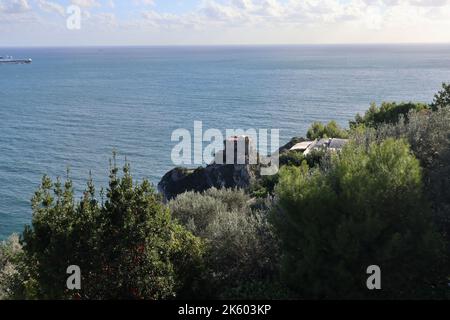 Conca dei Marini - Scorcio della Torre Capo di Conca da via Don Gaetano Amodio Banque D'Images