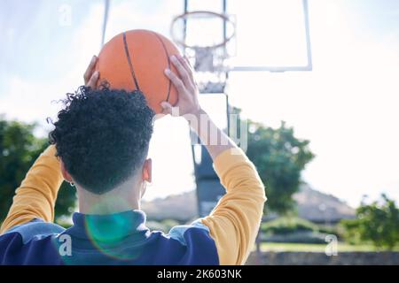 Homme, basket-ball et basket-ball pour l'entraînement, l'entraînement et l'entraînement sur le terrain de basket-ball. Joueur de basket-ball, athlète et sport avec ballon, but et Banque D'Images