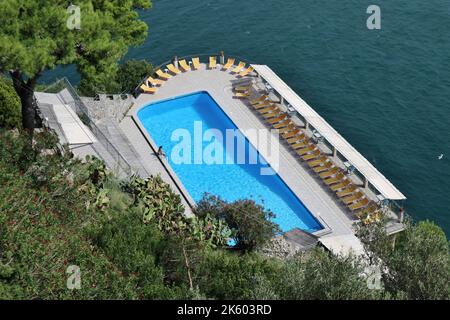 Conca dei Marini - Turista solitaria un bordo piscina une strapiombo sul mare Banque D'Images