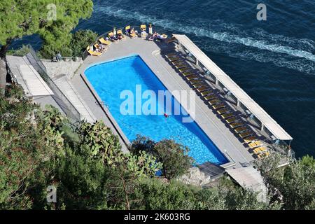 Conca dei Marini - Turisti sulla piscine a strapiombo sul mare a Capo di Conca Banque D'Images