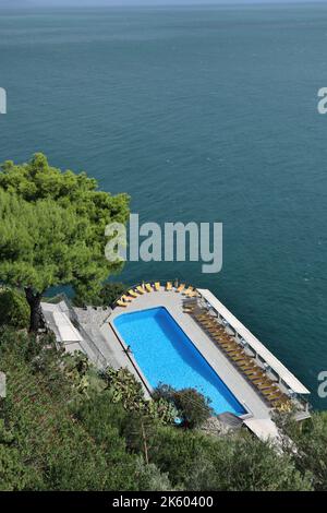 Conca dei Marini - Piscina une strapiombo sul mare a Capo di Conca Banque D'Images