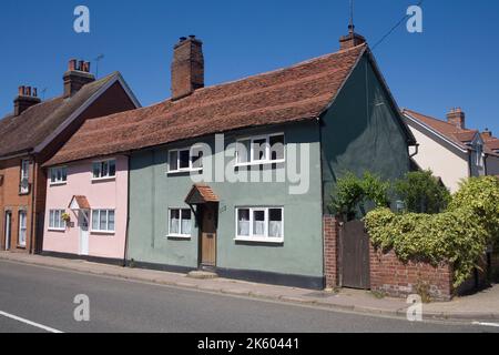 Maisons colorées sur Angel Street dans Hadleigh Suffolk Angleterre Banque D'Images