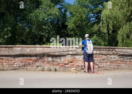 Chercheur sur le pont de collecte de l'échantillon d'eau de la rivière Brett à Hadleigh Suffolk Angleterre Banque D'Images