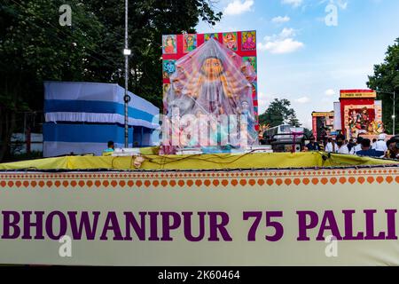 8 octobre 2022, Kolkata, Bengale-Occidental, Inde: Sur 8 octobre, Kolkata a été observé pour avoir l'un des plus grands carnavals en Inde. Dans ce carnaval, des centaines de grands et célèbres comités de Durga Puja ont participé. La route rouge a été éclairée. Le Ministre en chef du Bengale occidental était également présent à ce grand événement. Après la participation, toutes les idoles sont emmenées à Babughat pour immersion. Dans le ghat d'immersion, une force de police étroite a été employée et personne n'est autorisé à entrer dans cette zone, à l'exception des membres distingués du comité de la puja. Cet événement a commencé à 4,30 h et se terminera vers 9,30 Banque D'Images