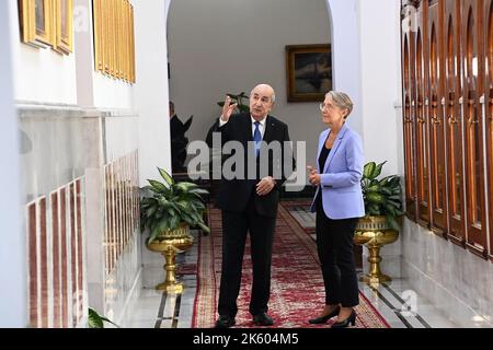 (221011) -- ALGER, le 11 octobre 2022 (Xinhua) -- le Président algérien Abdelmadjid Tebboune (L) accueille le Premier ministre français Elisabeth borne à Alger, Algérie, le 10 octobre 2022. (Présidence algérienne/document via Xinhua) Banque D'Images