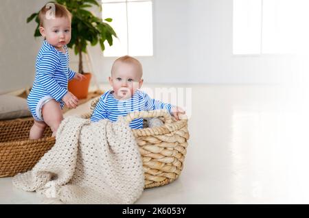 bannière avec deux petits enfants, lits jumeaux, espace de copie. bébés en costumes marins Banque D'Images