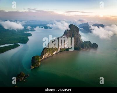 Vue aérienne du point de vue de Samet Nangshe au coucher du soleil pendant la saison des pluies, Phang Nga, Thaïlande Banque D'Images