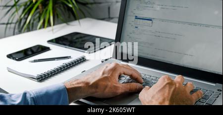 le développeur web codeur écrit du code sur ordinateur portable. programmation de site web, développement logiciel Banque D'Images
