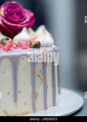 gâteau romantique peint à la main doré Banque D'Images
