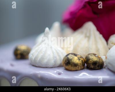 gâteau romantique peint à la main doré Banque D'Images